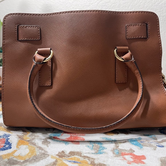 Michael Kors Hamilton Mk Satchel Bag Khaki
Saffiano Leather Padlock - Picture 6 of 8